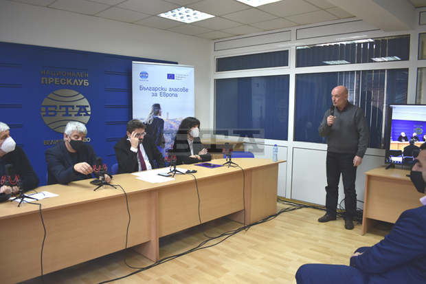 Българските хижи се нуждаят от подкрепата на европейските фондове, за да бъдат ремонтирани, смята Георги Димитров, секретар на туристическото дружество "Трапезица - 1902" Българските хижи се нуждаят от подкрепата на европейските фондове, за да бъдат ремонтирани, смята Георги Димитров, секретар на туристическото дружество "Трапезица - 1902"