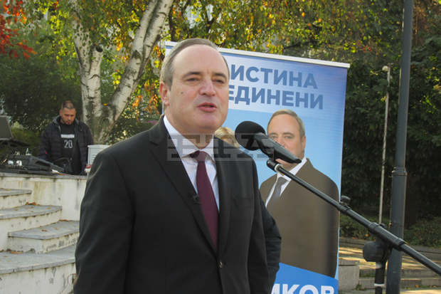 В предизборната битка сме много съперници, но с един общ враг - коронавирусът и неговото разпространение, каза проф. Анастас Герджиков