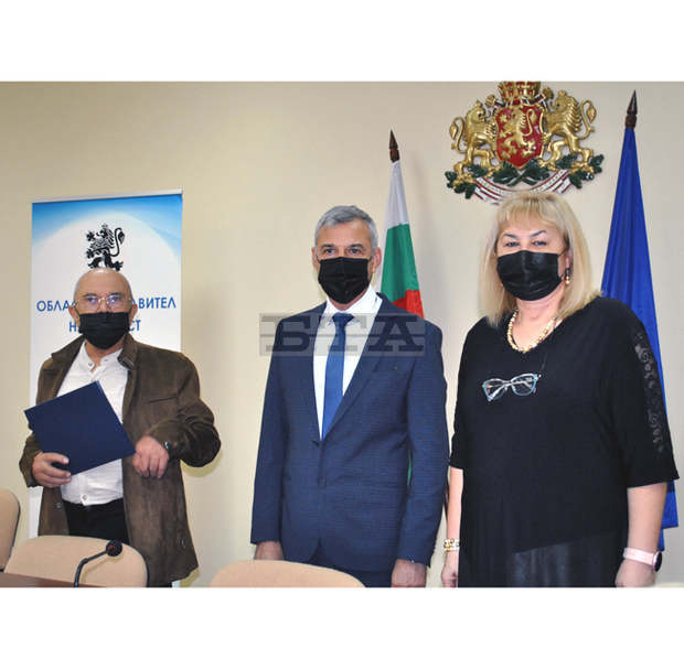 Лекар в селска практика в Хасковско е ваксинирал над 1000 души Лекар в селска практика в Хасковско е ваксинирал над 1000 души