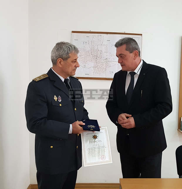 Хасковски пожарникар бе награден с почетен медал Хасковски пожарникар бе награден с почетен медал