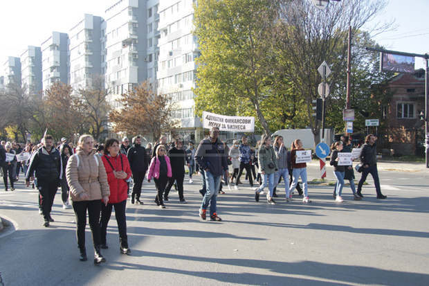 Протестиращи срещу зелените сертификати блокираха за около половин час движението по централен булевард в Ямбол Протестиращи срещу зелените сертификати блокираха за около половин час движението по централен булевард в Ямбол