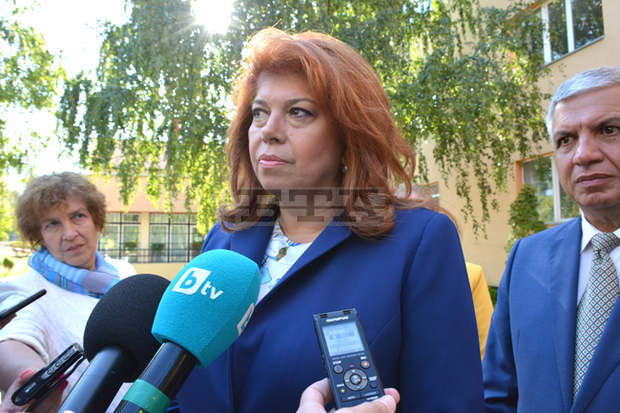 Очаквам следващият служебен кабинет да продължи линията на досегашния, каза в Благоевград вицепрезидентът Илияна Йотова Очаквам следващият служебен кабинет да продължи линията на досегашния, каза в Благоевград вицепрезидентът Илияна Йотова