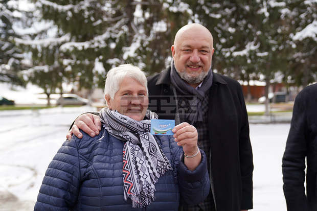 Красен Кралев връчи карти на нови членове на ГЕРБ във Ветово Красен Кралев връчи карти на нови членове на ГЕРБ във Ветово