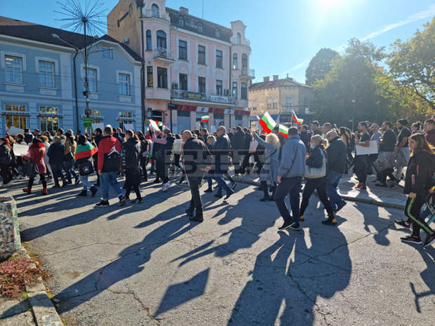 Над 300 души се включиха в протеста срещу епидемичните мерки в Кюстендил Над 300 души се включиха в протеста срещу епидемичните мерки в Кюстендил