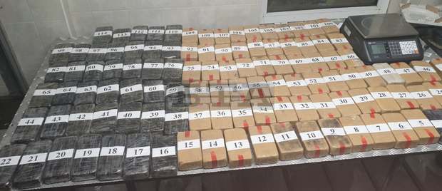 Постоянно в ареста остават двама за пренасяне на близо 59 кг хероин през ГКПП "Лесово" Постоянно в ареста остават двама за пренасяне на близо 59 кг хероин през ГКПП "Лесово"