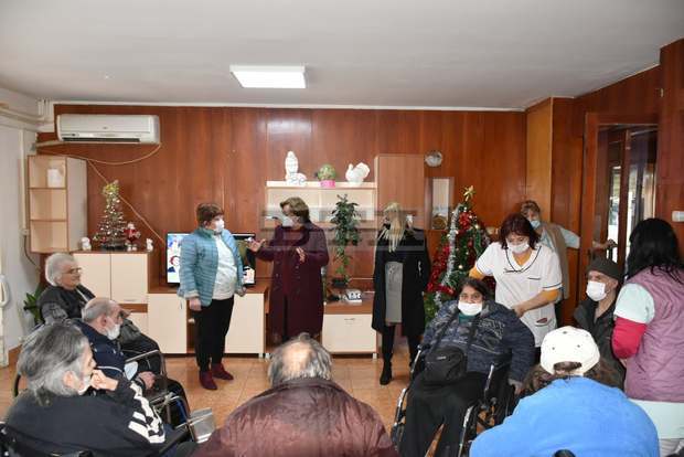 Кметът на Ловеч се срещна с хората, настанени в Дома за пълнолетни лица с физически увреждания в Сливек и Дома за стари хора "Върбовка" Ловеч, 5 януари /Даниела Балабанова, БТА/ Кметът на община Ловеч Корнелия Маринова е посетила Дома за пълнолетн Кметът на Ловеч се срещна с хората, настанени в Дома за пълнолетни лица с физически увреждания в Сливек и Дома за стари хора "Върбовка" Ловеч, 5 януари /Даниела Балабанова, БТА/ Кметът на община Ловеч Корнелия Маринова е посетила Дома за пълнолетн