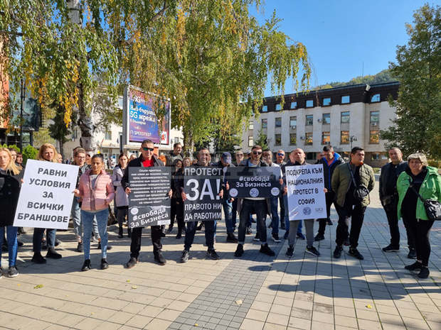 Ресторантьори и хотелиери от Ловеч подкрепиха националния протест срещу новите мерки и високите цени на тока Ресторантьори и хотелиери от Ловеч подкрепиха националния протест срещу новите мерки и високите цени на тока