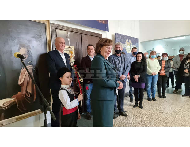 Малки сурвакари бяха първите гости в общинската администрация в Ловеч Малки сурвакари бяха първите гости в общинската администрация в Ловеч