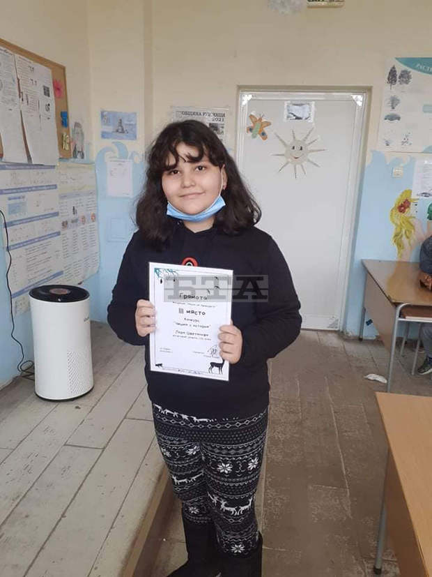 Четвъртокласничката Лора Цветанова от видинското село Дреновец спечели трето място в конкурса "Чешма с история" Четвъртокласничката Лора Цветанова от видинското село Дреновец спечели трето място в конкурса "Чешма с история"
