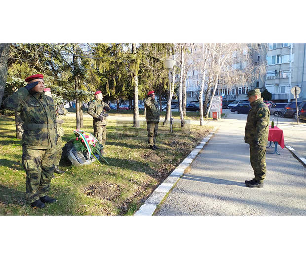 Отдаваме почит към паметта на военнослужещите, загинали в операцията за стабилизиране и възстановяване на Ирак Отдаваме почит към паметта на военнослужещите, загинали в операцията за стабилизиране и възстановяване на Ирак