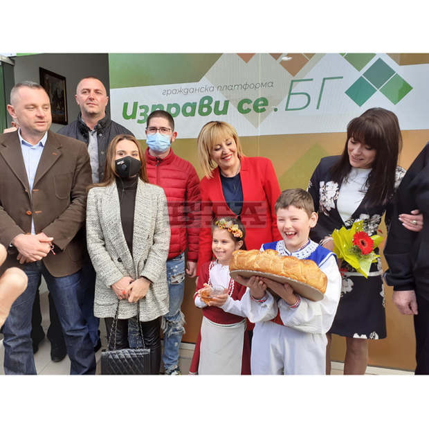 Мая Манолова: "Изправи се! Мутри вън!" е алтернативата на "модела на чекмеджето" на Борисов Мая Манолова: "Изправи се! Мутри вън!" е алтернативата на "модела на чекмеджето" на Борисов