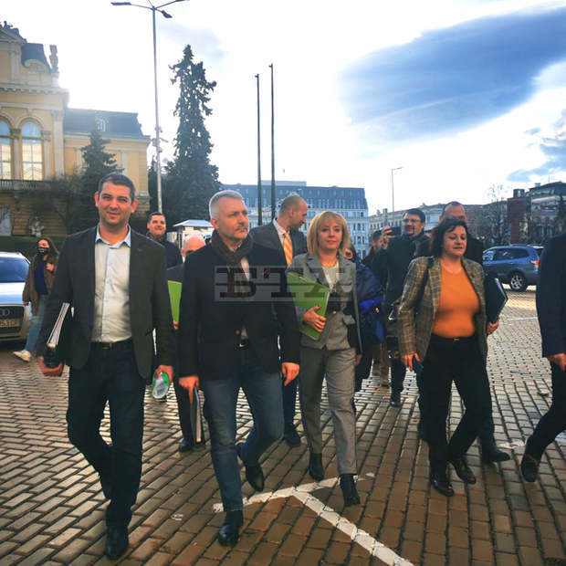 Двамата от "Изправи се! Мутри вън!", за които се установи принадлежност към ДС, са призовани да напуснат листите Двамата от "Изправи се! Мутри вън!", за които се установи принадлежност към ДС, са призовани да напуснат листите