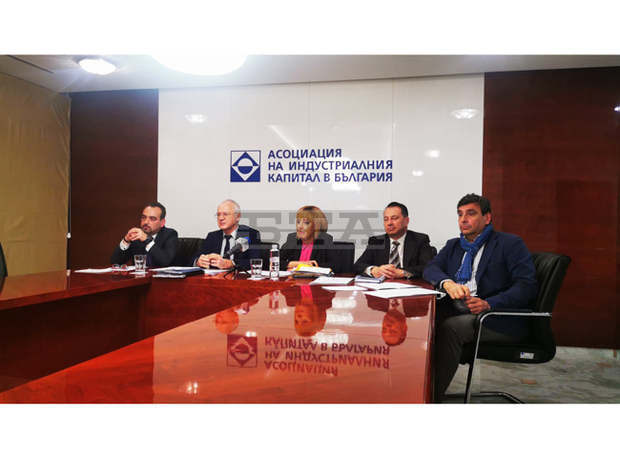 Мая Манолова: Целта на "Изправи се! Мутри вън!" е в края на следващия мандат минималният месечен доход да стане 1250 лева Мая Манолова: Целта на "Изправи се! Мутри вън!" е в края на следващия мандат минималният месечен доход да стане 1250 лева