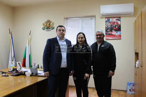 Мелиз Йонузова и треньорът й получиха награди от кмета на Омуртаг Мелиз Йонузова и треньорът й получиха награди от кмета на Омуртаг