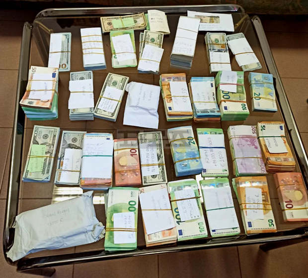 Митнически служители откриха недекларирани 228 900 евро и 252 920 долара в кабината на камион Митнически служители откриха недекларирани 228 900 евро и 252 920 долара в кабината на камион