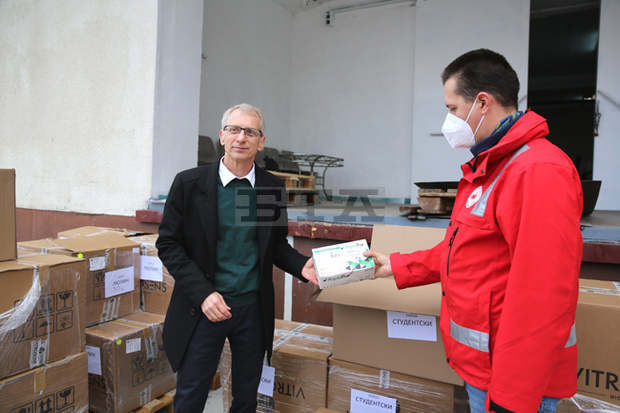 Повече от 81 000 теста за коронавирус бяха доставени днес за учениците от първи до четвърти клас в София Повече от 81 000 теста за коронавирус бяха доставени днес за учениците от първи до четвърти клас в София