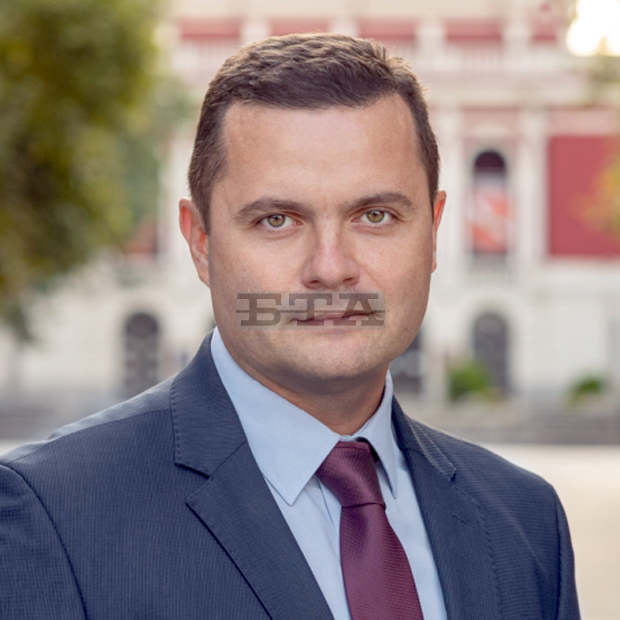 Кметът на Русе е връчил статуетка с Паметника на свободата на журналиста Александър Недков Кметът на Русе е връчил статуетка с Паметника на свободата на журналиста Александър Недков