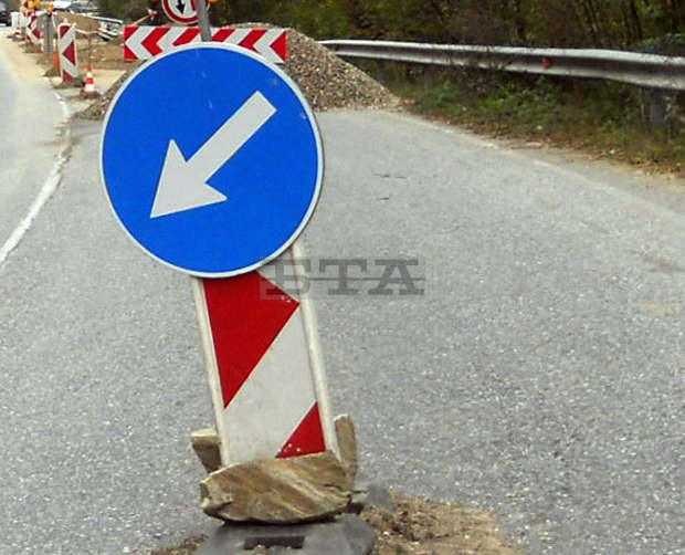 Движението по пътя Попово-Разград временно е в една лента Движението по пътя Попово-Разград временно е в една лента