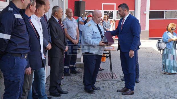 С награди за изявените и преклонение към загиналите, пловдивските пожарникари отбелязаха професионалния си празник С награди за изявените и преклонение към загиналите, пловдивските пожарникари отбелязаха професионалния си празник