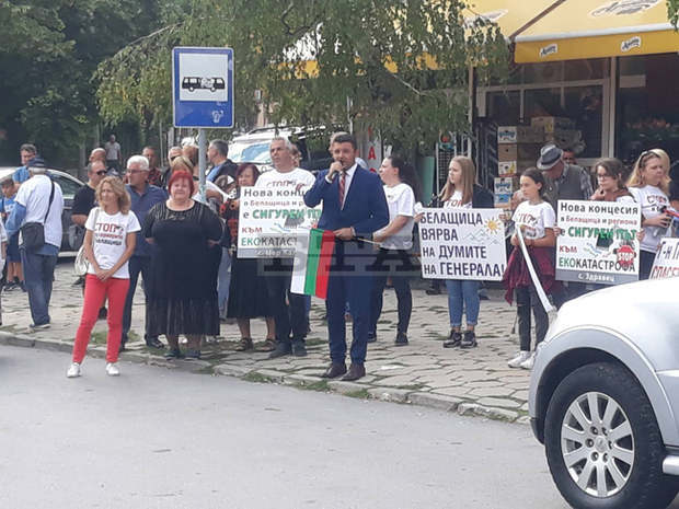 Жителите на няколко села от Родопоската яка на област Пловдив излязоха на протест с искане за затваряне на кариерата край село Белащица