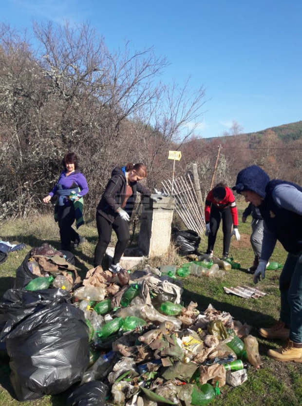 Туристи и доброволци чистиха край манастира "Св. Анна" и едноименния водопад в с. Смоличано, община Невестино Туристи и доброволци чистиха край манастира "Св. Анна" и едноименния водопад в с. Смоличано, община Невестино