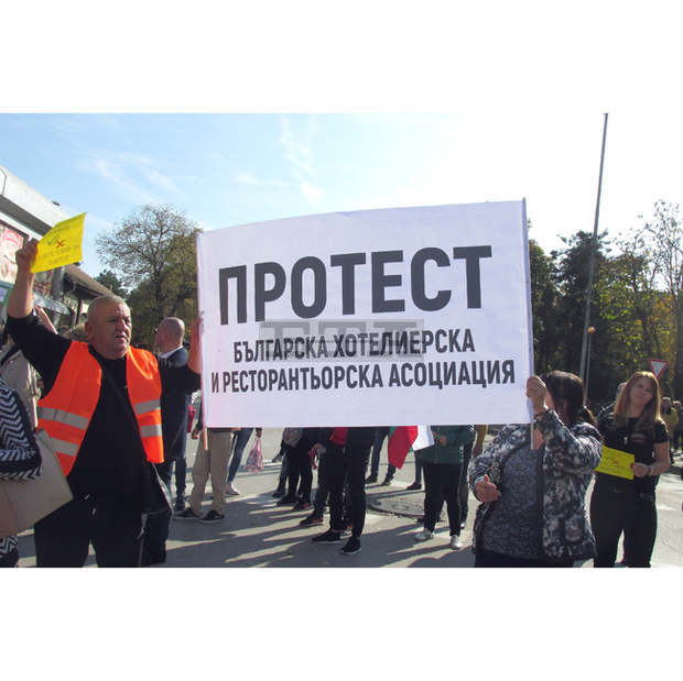 Кръстовище затвориха в Силистра протестиращи представители на хотелиерския и ресторантьорския бизнес и на фитнесклубовете Кръстовище затвориха в Силистра протестиращи представители на хотелиерския и ресторантьорския бизнес и на фитнесклубовете