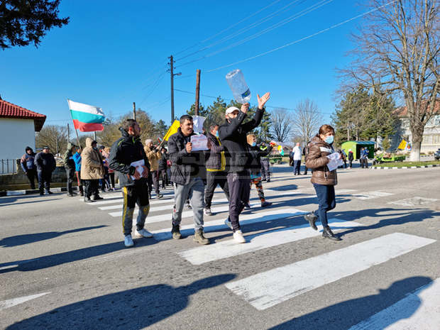 Протестиращи с плакати "Искаме вода" и "Къде е държавата?" излязоха на пътя Добрич-Силистра