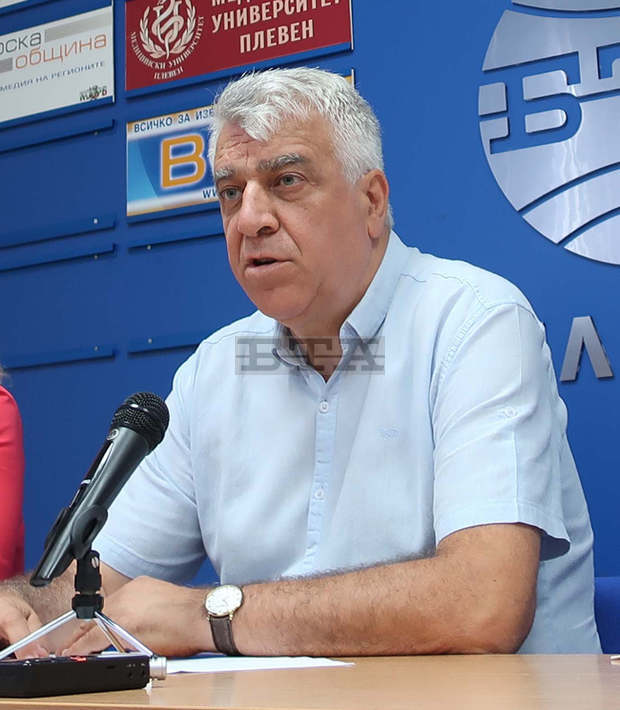 Проф.Румен Гечев: "БСП за България" води на финалната права за доверието на избирателите и се бори за първото място Проф.Румен Гечев: "БСП за България" води на финалната права за доверието на избирателите и се бори за първото място