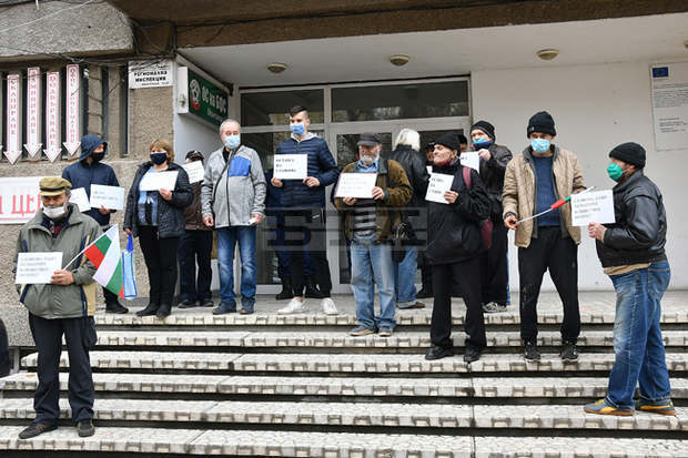 Граждани на селата Охрид и Пали лула протестираха пред РИОСВ в Монтана с искане за оставката на директора Граждани на селата Охрид и Пали лула протестираха пред РИОСВ в Монтана с искане за оставката на директора