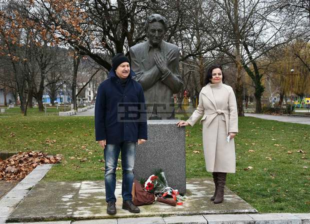 С поднасяне на цветя пред паметника на Йордан Радичков в Монтана отбелязаха 18-ата годишнина от смъртта му