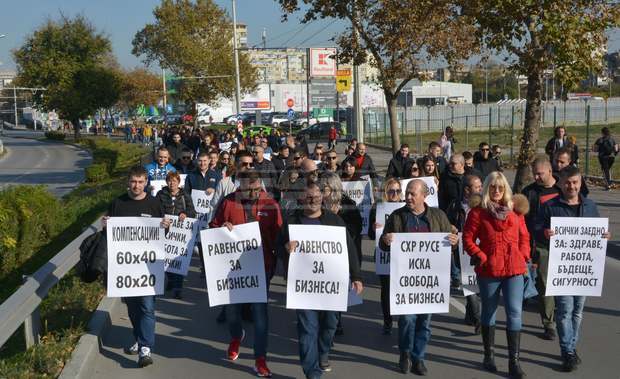 Областният управител на Русе се срещна с протестиращите срещу зеления сертификат Областният управител на Русе се срещна с протестиращите срещу зеления сертификат