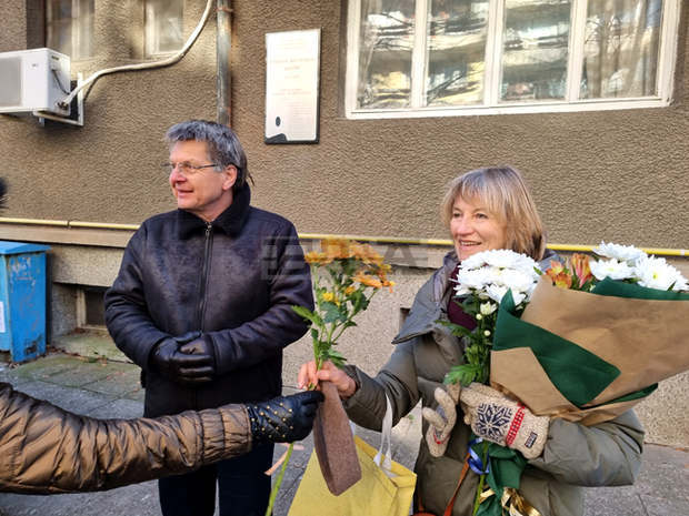 Възпоменателна плоча на Стефан Десподов беше открита днес на сградата, в която творецът е живял в Кюстендил Възпоменателна плоча на Стефан Десподов беше открита днес на сградата, в която творецът е живял в Кюстендил