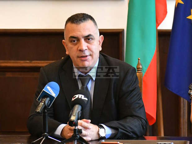В новогодишната нощ в Сливен ще има заря ище се обсъжда регламентиране на употребата на пиротехника, каза кметът Стефан Радев В новогодишната нощ в Сливен ще има заря ище се обсъжда регламентиране на употребата на пиротехника, каза кметът Стефан Радев