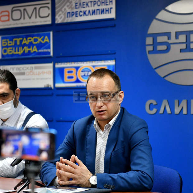 Симеон Славчев:"Листата на партия МИР в Сливен съчетава младост, опит и експертиза" Симеон Славчев:"Листата на партия МИР в Сливен съчетава младост, опит и експертиза"