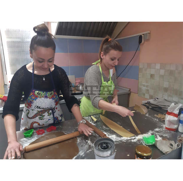 За Новата година и сладките изкушения, приготвени с много усмивки За Новата година и сладките изкушения, приготвени с много усмивки