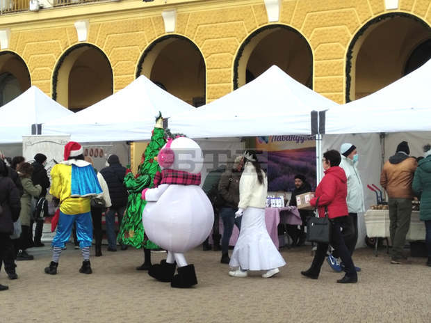 Фермерският пазар в Сливен днес е съпътстван с шествие на циркови артисти и коледна музика Фермерският пазар в Сливен днес е съпътстван с шествие на циркови артисти и коледна музика