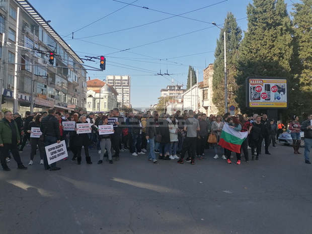 Няколкостотин ресторантьори и хотелиери се събраха на протестно шествие срещу зелените сертификати в Стара Загора Няколкостотин ресторантьори и хотелиери се събраха на протестно шествие срещу зелените сертификати в Стара Загора