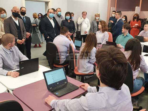 Младите хора трябва да умеят да работят в екип, заяви в Пловдив заместник-министърът на образованието Мария Гайдарова Младите хора трябва да умеят да работят в екип, заяви в Пловдив заместник-министърът на образованието Мария Гайдарова
