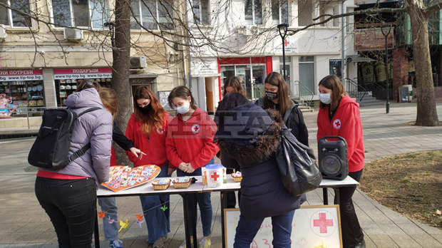 Доброволци от БЧК в Търговище организират благотворителен базар в подкрепа на деца и младежи