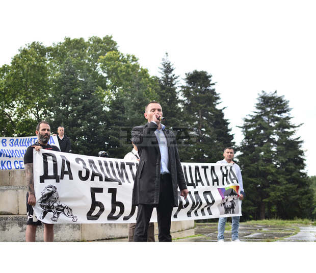 Стотици варненци подкрепиха Милена и шествието на патриотите в защита на традиционното българско семейство Стотици варненци подкрепиха Милена и шествието на патриотите в защита на традиционното българско семейство