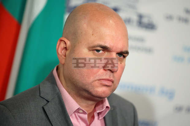 Депутатите не трябва да се ползват с привилегии по отношение паркирането около сградите на парламента, смята Владислав Панев от "Демократична България" Депутатите не трябва да се ползват с привилегии по отношение паркирането около сградите на парламента, смята Владислав Панев от "Демократична България"