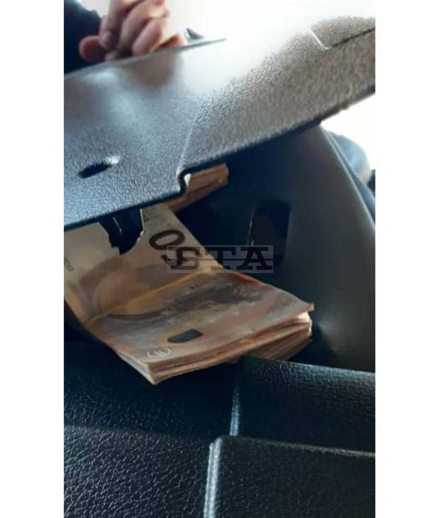 Откриха недекларирани 158 хил. евро при проверка на автомобил в района на ГКПП "Ферибот Никопол" Откриха недекларирани 158 хил. евро при проверка на автомобил в района на ГКПП "Ферибот Никопол"