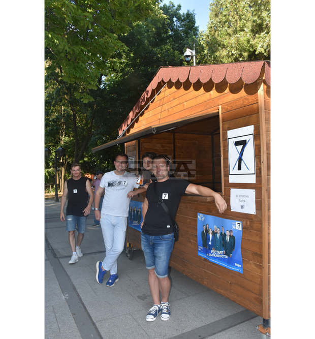 Кандидатите за народни представители от ДПС на раздумка с избиратели в крайдунавския парк на Видин Кандидатите за народни представители от ДПС на раздумка с избиратели в крайдунавския парк на Видин