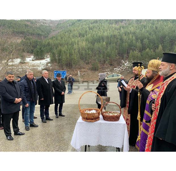 Курбан против катастрофи и за почитане на паметта на жертвите от автобуса на "Струма" беше раздаден край родопското село Забърдо Курбан против катастрофи и за почитане на паметта на жертвите от автобуса на "Струма" беше раздаден край родопското село Забърдо