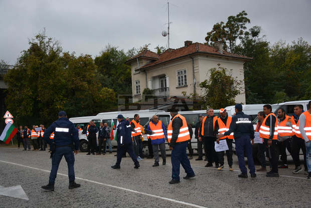 Работници от пътностроителна фирма излязоха на протест на п.в."Абланица", на пътя Ловеч - Троян