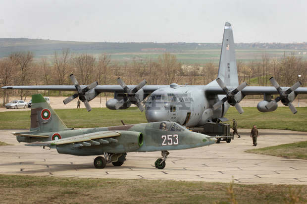 Младши пилоти се обучават на ремонтираните СУ-25 в авиобаза "Безмер" Младши пилоти се обучават на ремонтираните СУ-25 в авиобаза "Безмер"