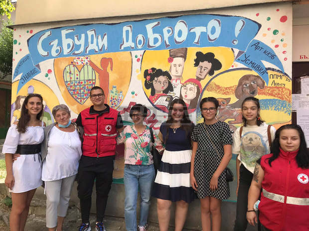 Ученици изрисуваха сградата на БЧК в Ловеч по повод 100 години на младежката червенокръстката организация