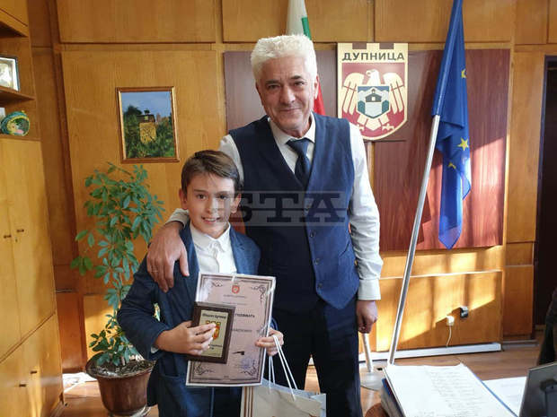 Призовете за "Будител на годината" връчи днес в Дупница кметът Чимев Призовете за "Будител на годината" връчи днес в Дупница кметът Чимев