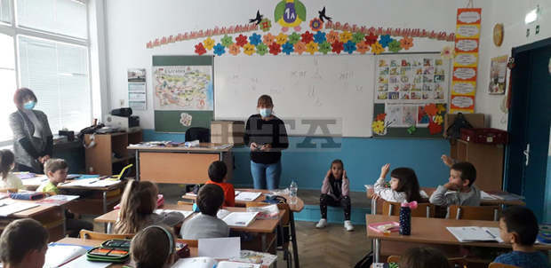 Полицаи в Разградско учат първолаци на безопасност на движението Полицаи в Разградско учат първолаци на безопасност на движението