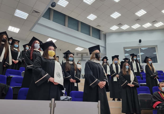 Нужна е политика за привличане на млади хора към професиите от направлението "Здравни грижи", заяви проф. Добромир Димитров в Плевен Нужна е политика за привличане на млади хора към професиите от направлението "Здравни грижи", заяви проф. Добромир Димитров в Плевен